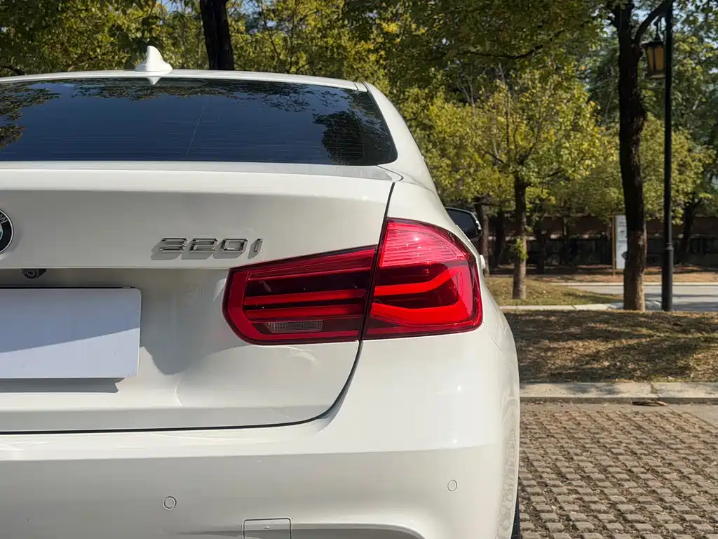 BMW 3 Series 2017 — фото 21