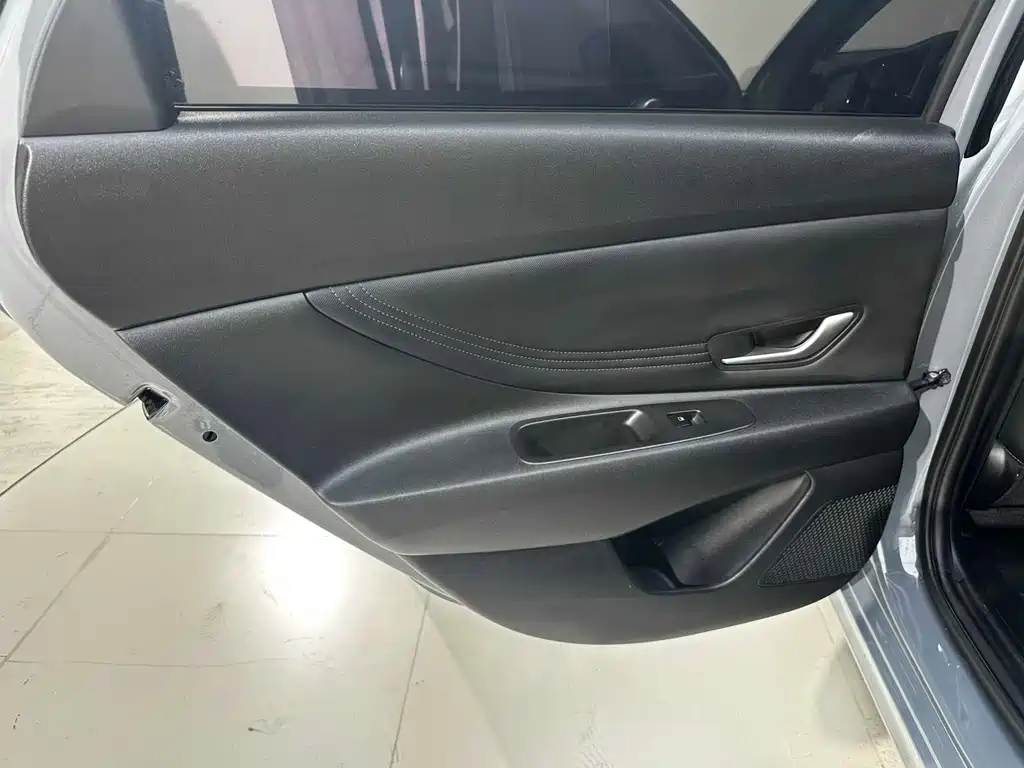 Hyundai Elantra 2023 — фото 18