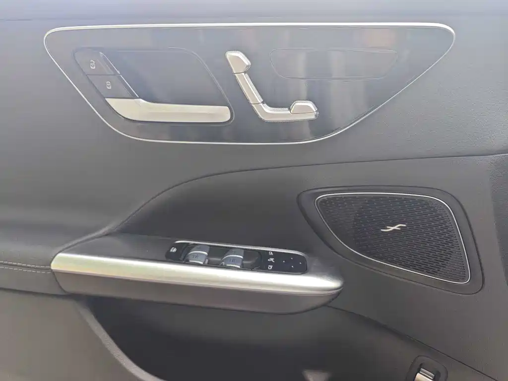 Mercedes-Benz C-Class 2025 — фото 13