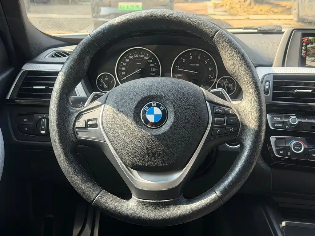 BMW 3 Series 2017 — фото 15