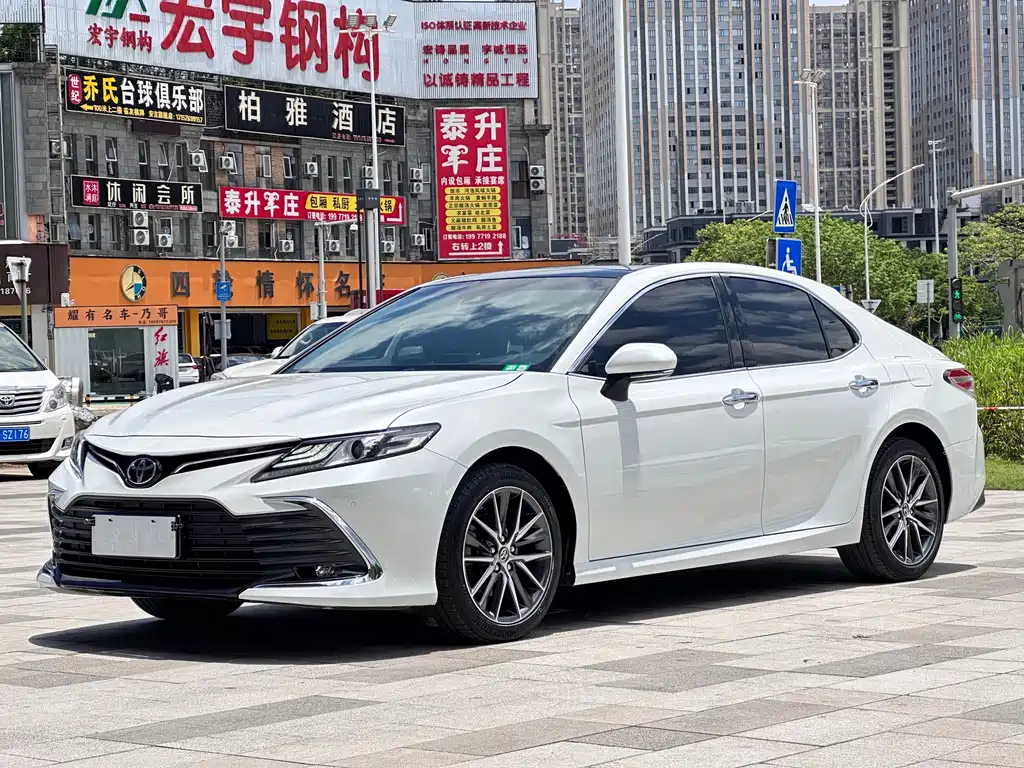 Toyota Camry 2023 — фото 1