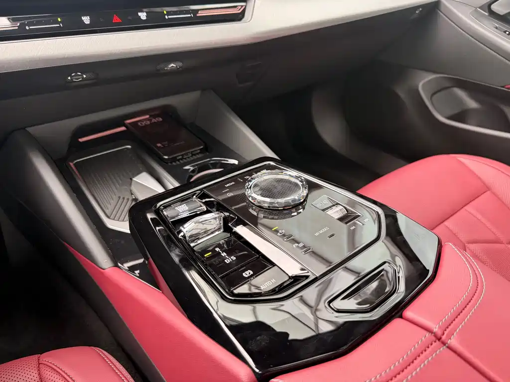 BMW 5 Series 2025 — фото 14