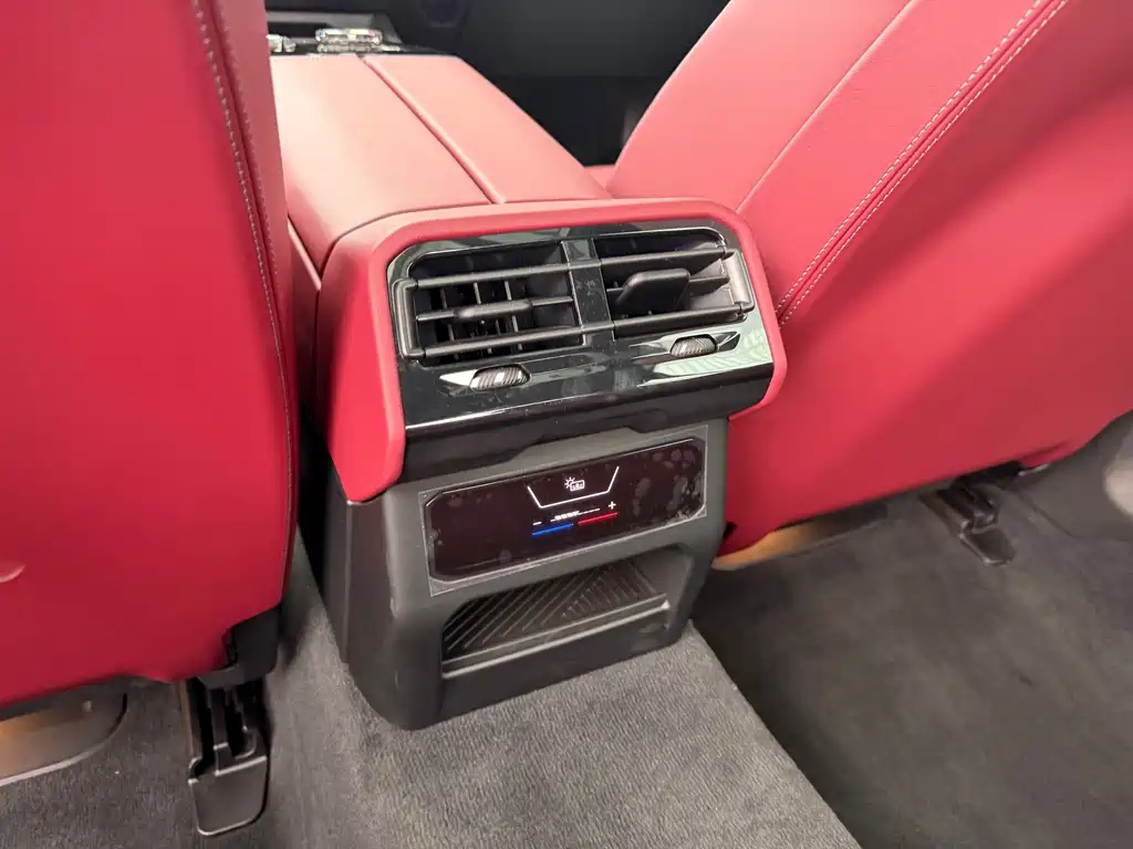 BMW 5 Series 2025 — фото 17