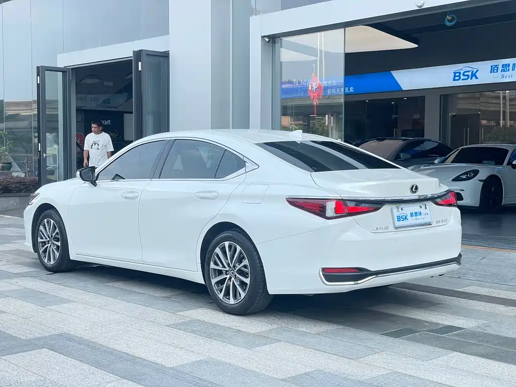 Lexus ES 2023 — фото 16