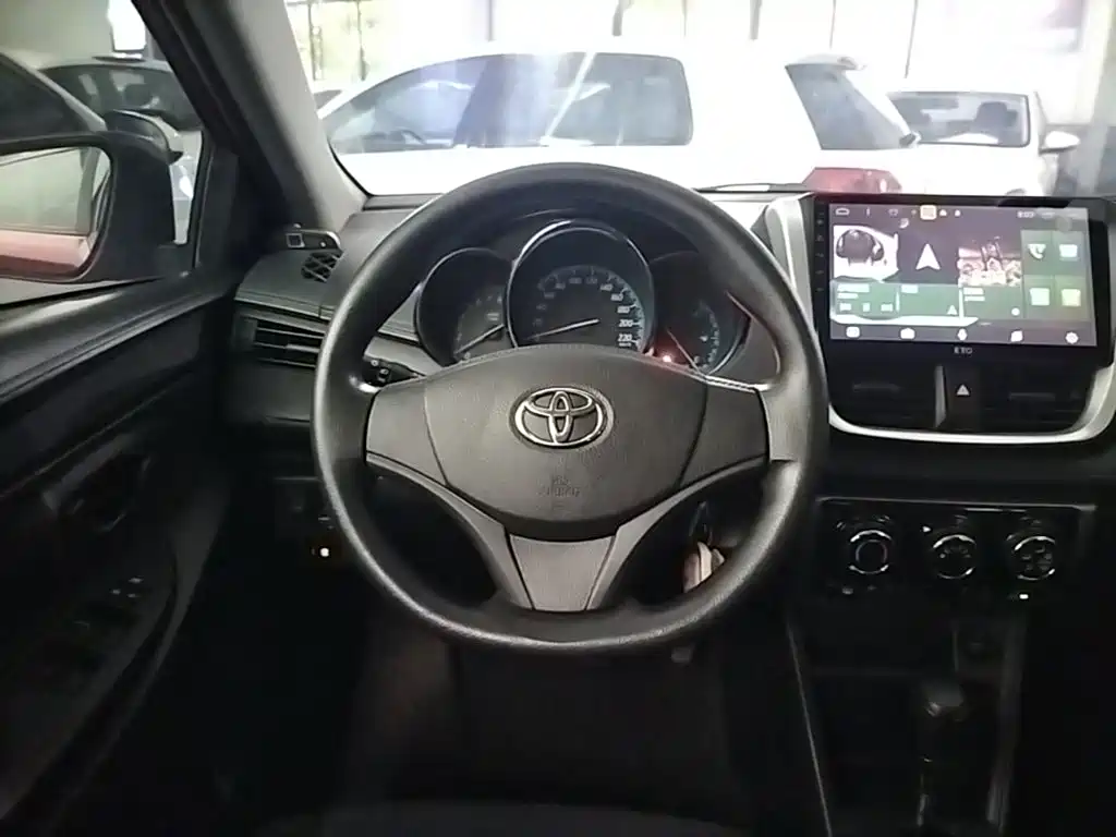 Toyota Yaris L 2016 — фото 11