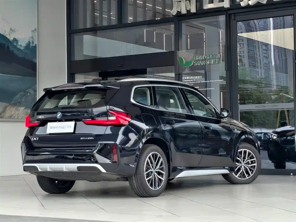 BMW iX1 2025
