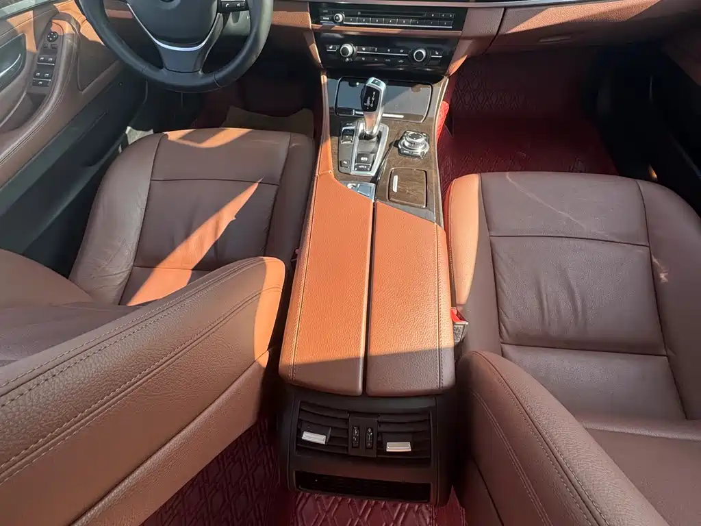 BMW 5 Series 2017 — фото 12