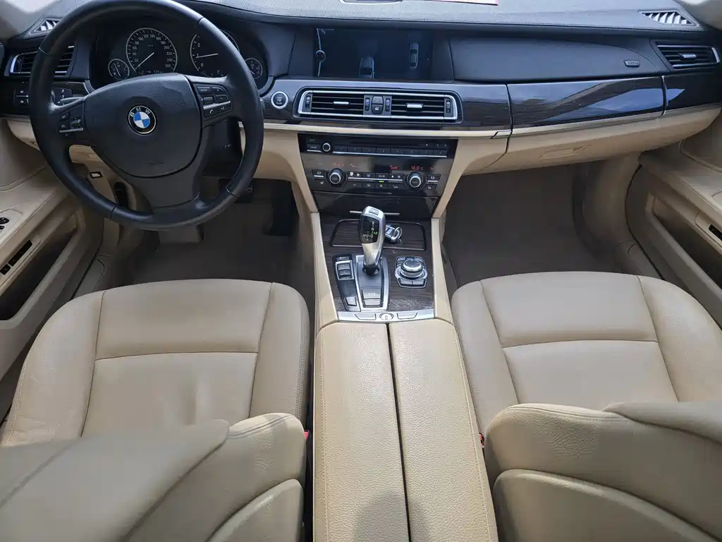 BMW 7 Series 2011 — фото 16