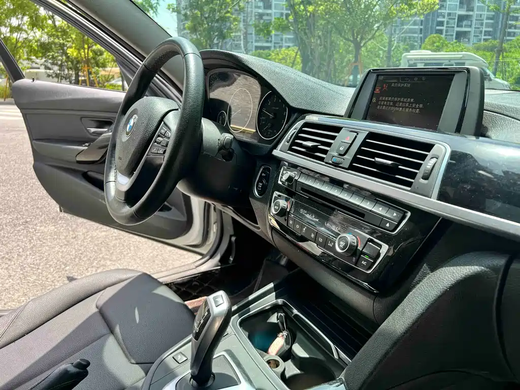 BMW 3 Series 2017 — фото 13
