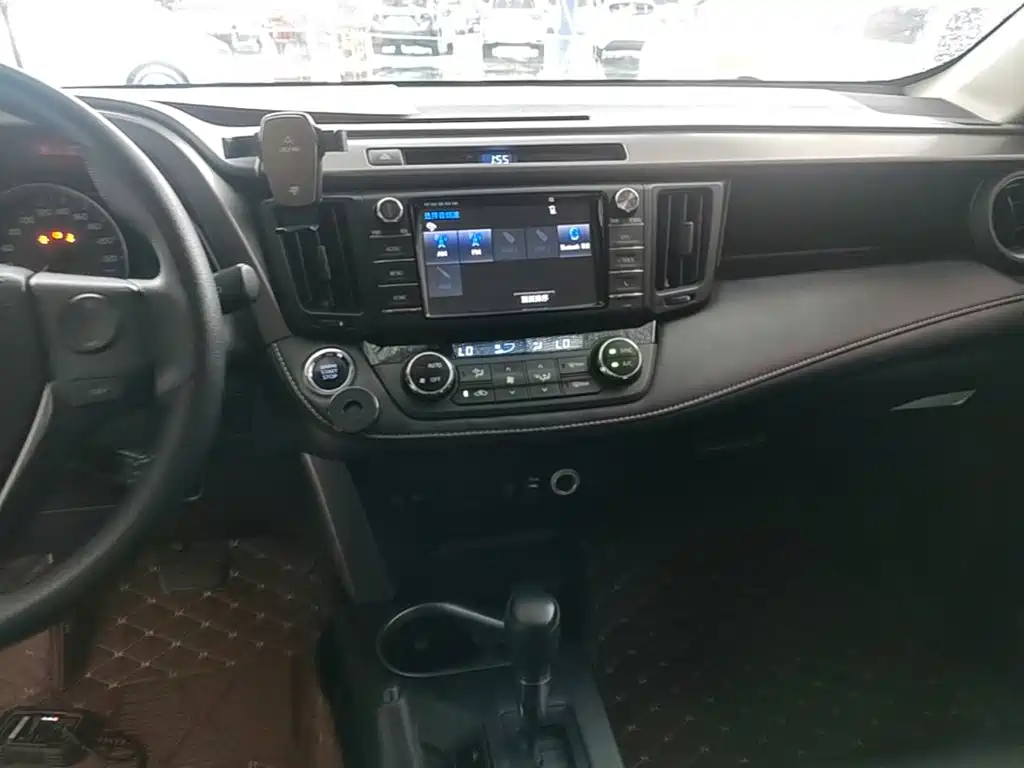 Toyota RAV4 2018 — фото 13