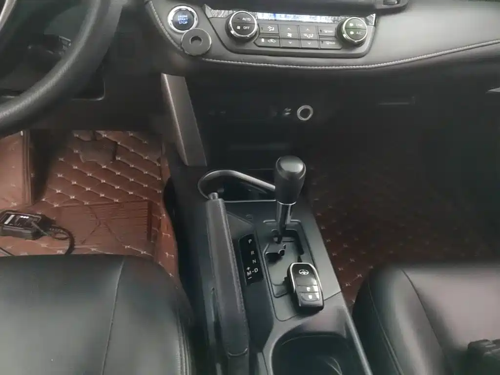 Toyota RAV4 2018 — фото 14