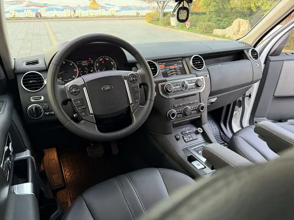 Land Rover Discovery 2016 — фото 24