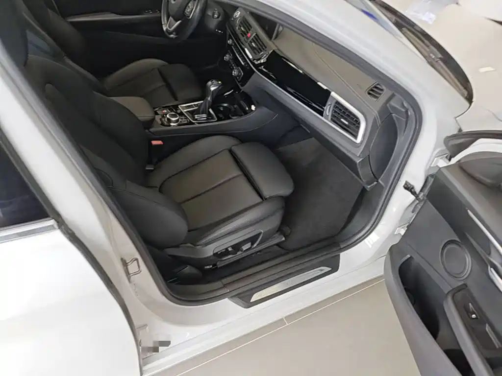 BMW 1 Series 2019 — фото 11