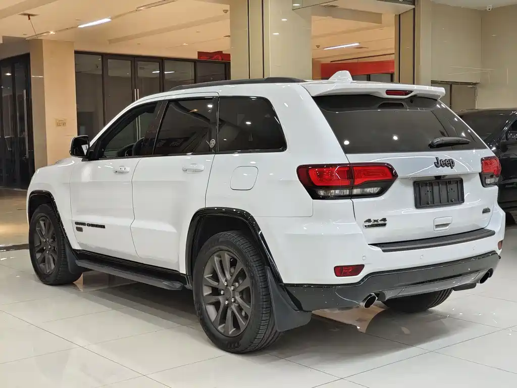 Jeep Grand Cherokee 2017 — фото 13