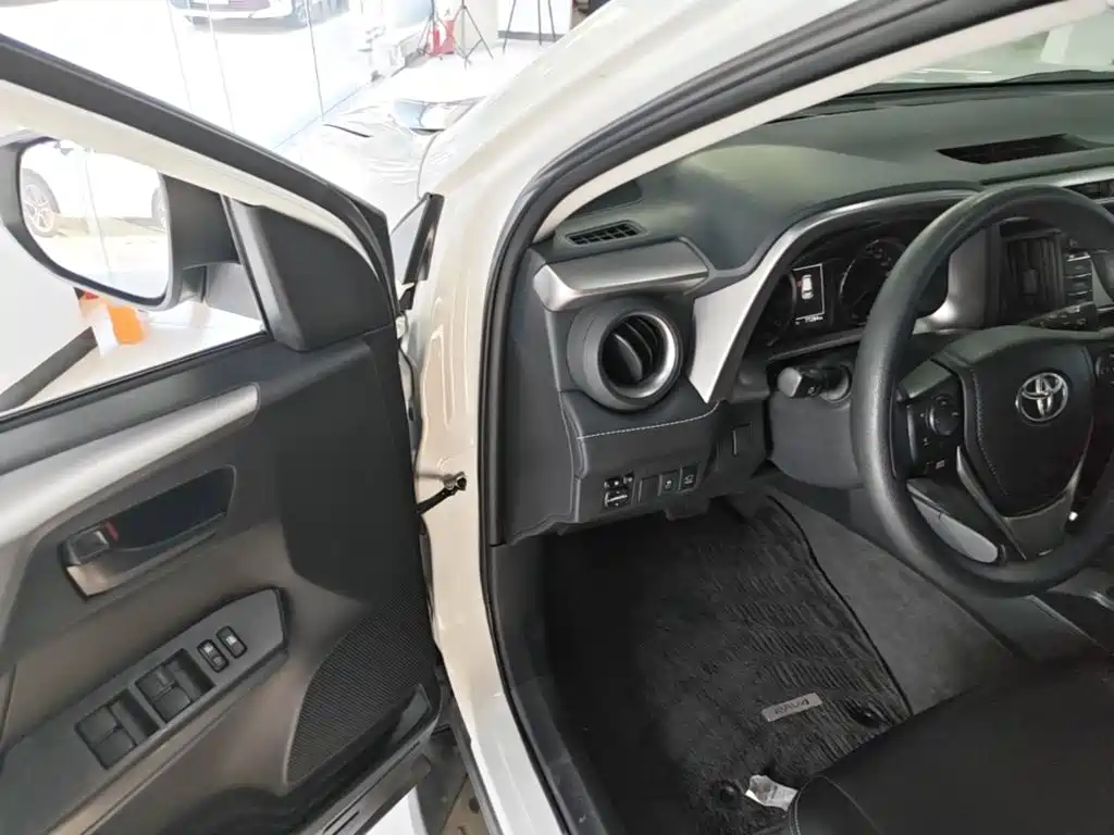 Toyota RAV4 2019 — фото 16