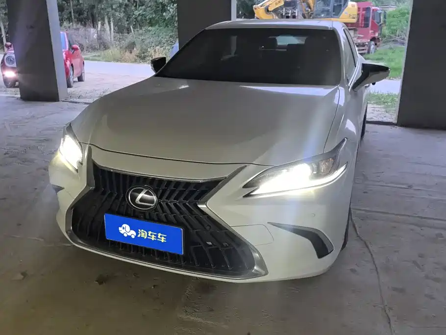 Lexus ES 2022