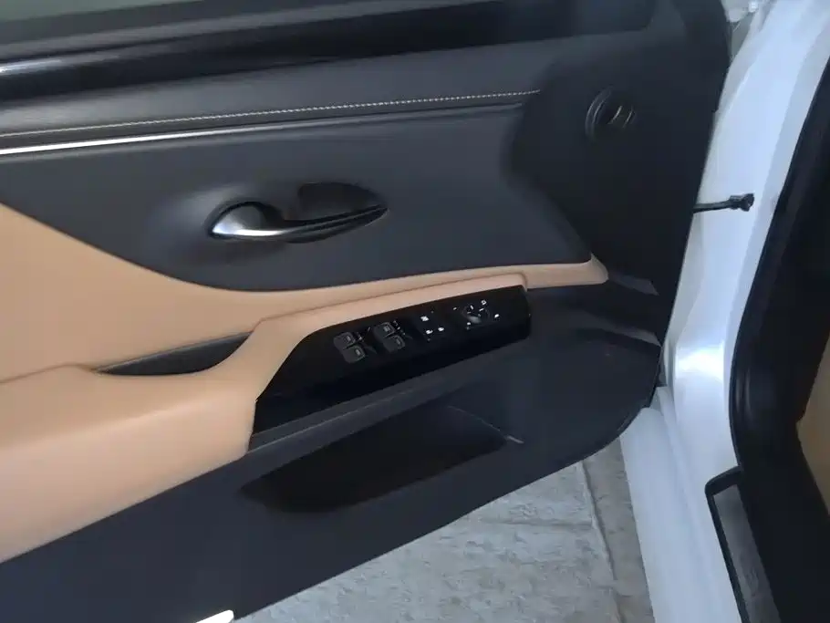 Lexus ES 2022