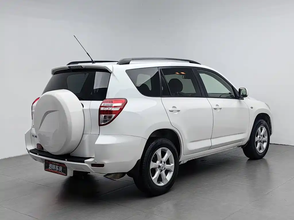 Toyota RAV4 2010 — фото 2