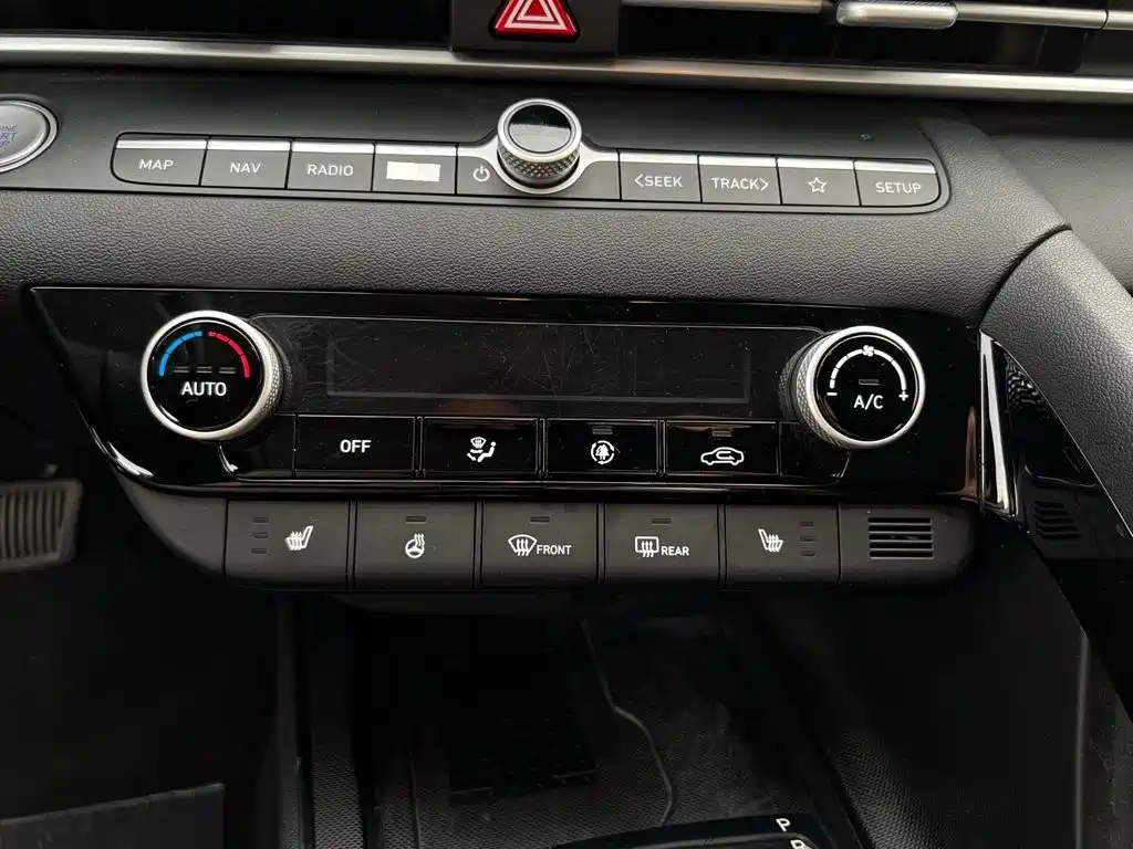 Hyundai Elantra 2023 — фото 12