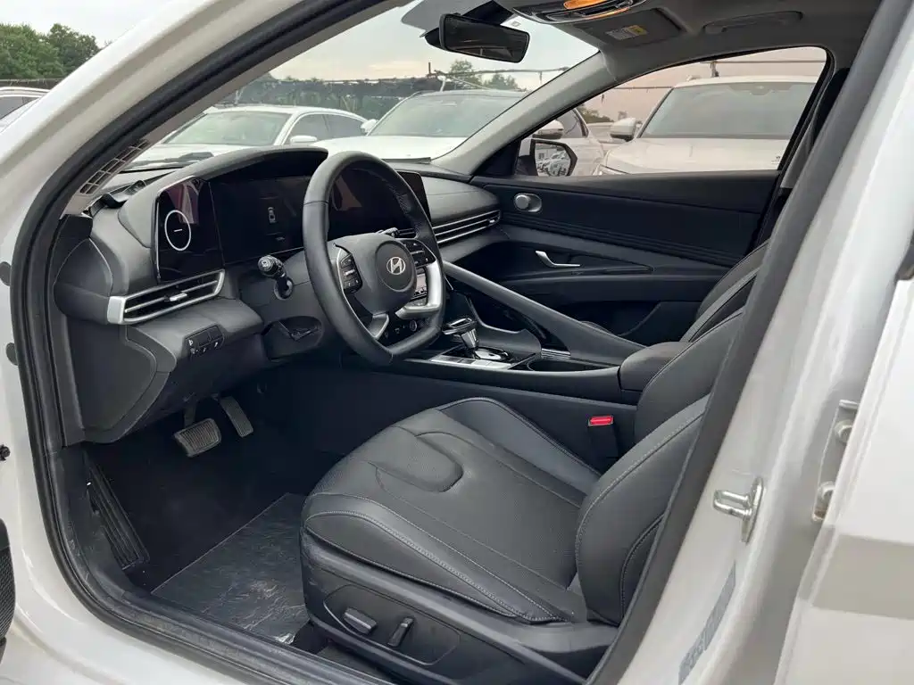 Hyundai Elantra 2023 — фото 10