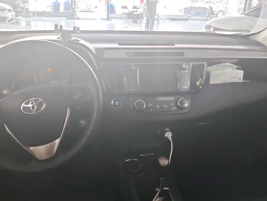 Toyota RAV4 2015 — фото 13