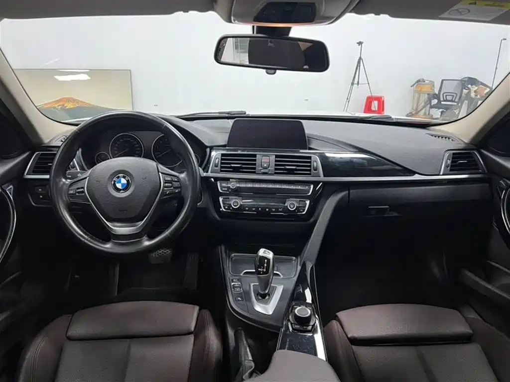 BMW 3 Series 2018 — фото 6