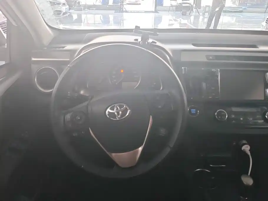 Toyota RAV4 2015 — фото 15