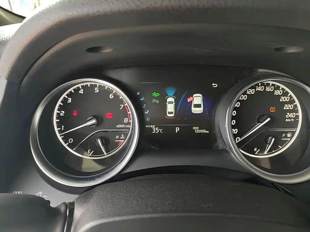 Toyota Camry 2019 — фото 12