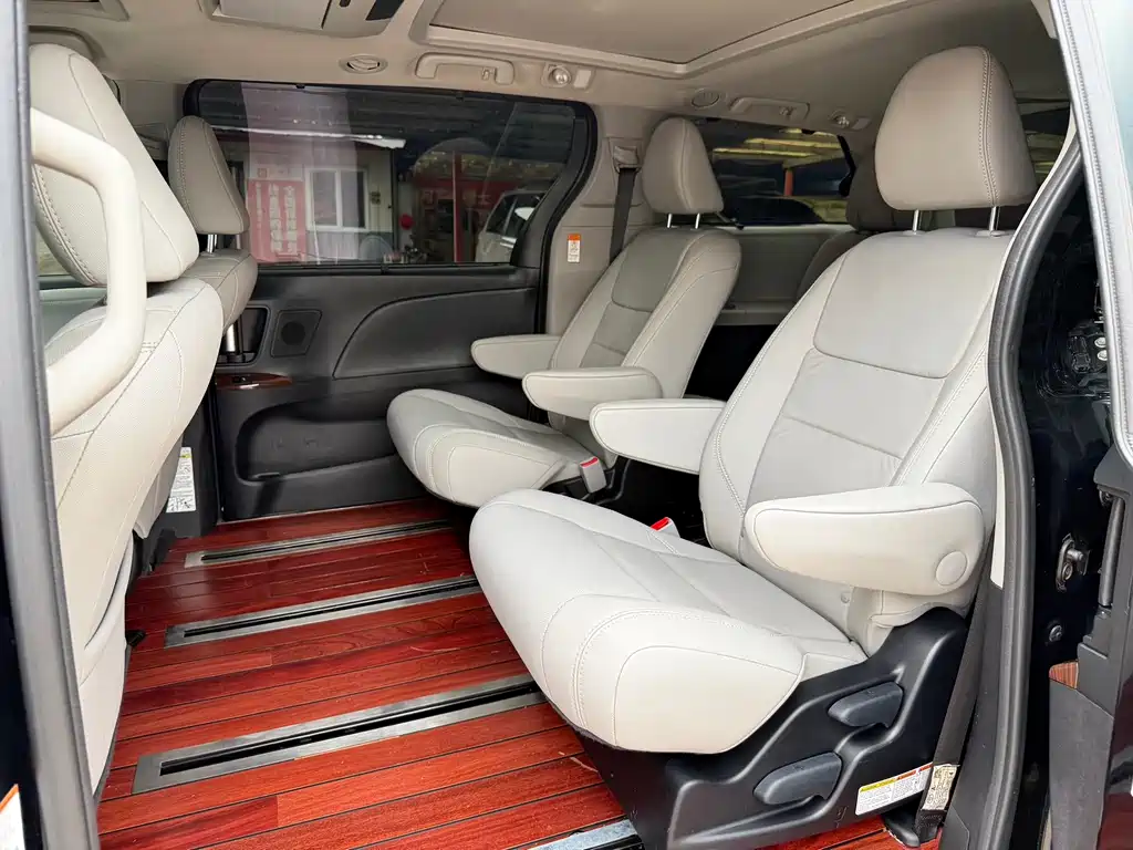 Toyota Sienna 2018 — фото 11