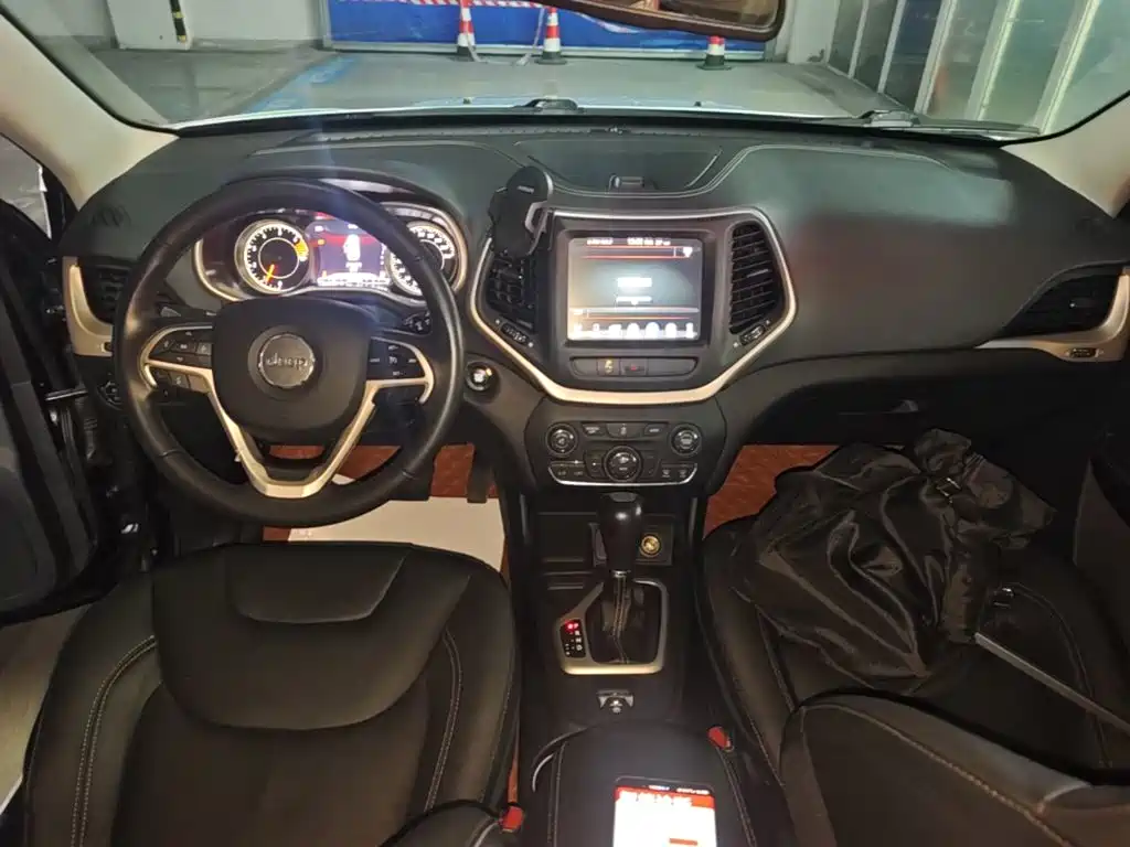 Jeep Cherokee 2017 — фото 10