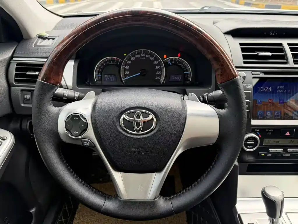 Toyota Camry 2014 — фото 12