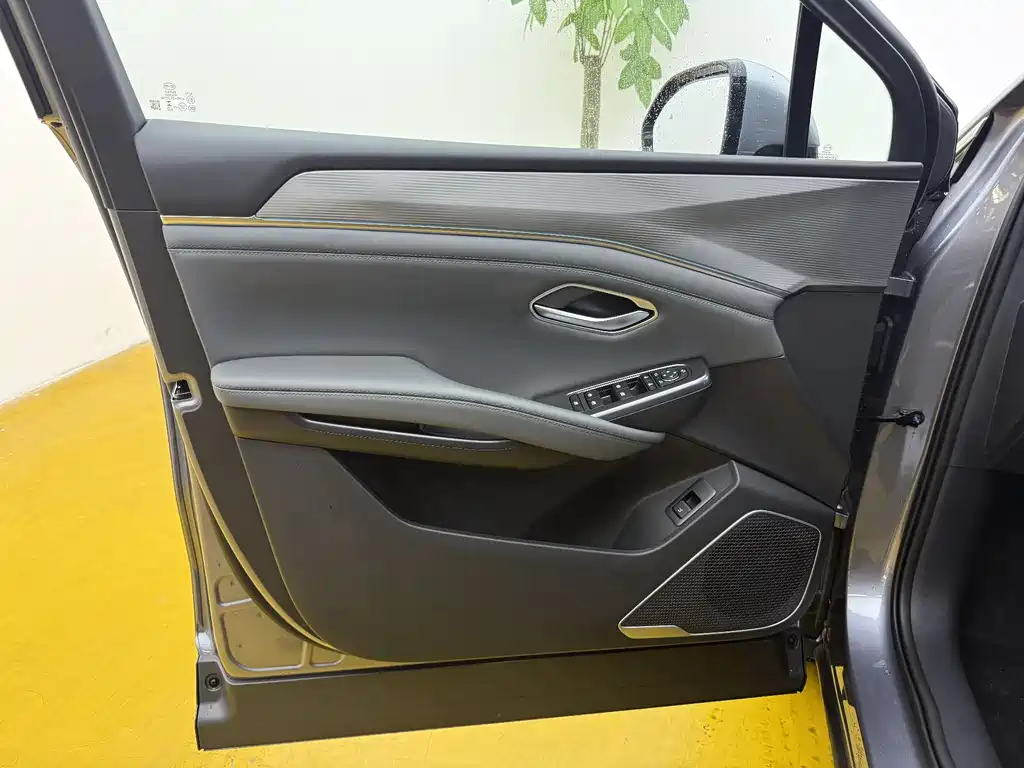 BYD L DM-i 2026 — фото 3