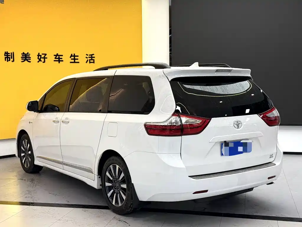 Toyota Sienna 2018 — фото 16