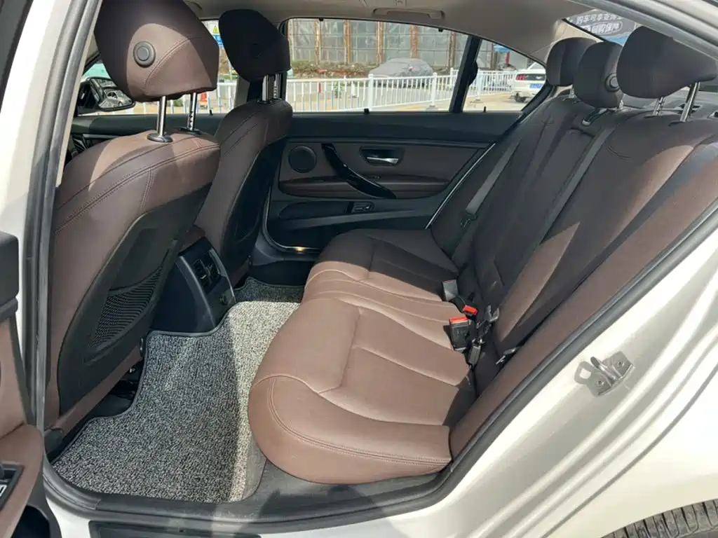 BMW 3 Series 2018 — фото 14