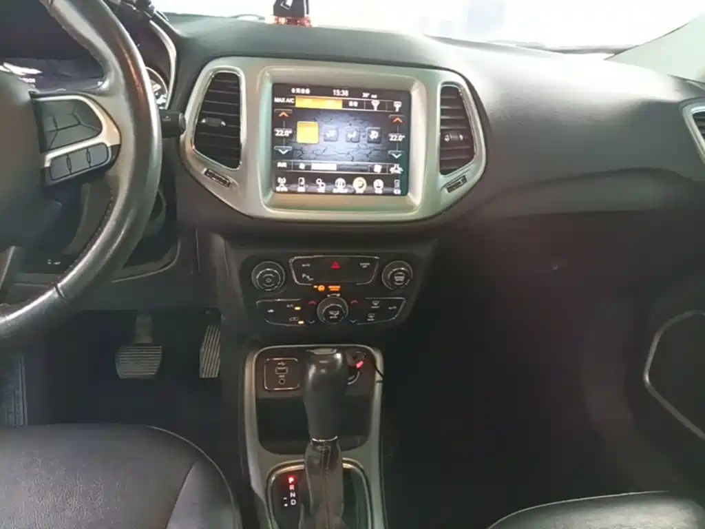 Jeep Compass 2017 — фото 13