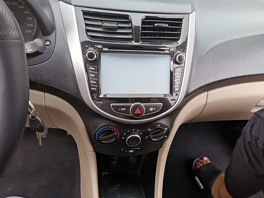 Hyundai Verna 2015 — фото 13