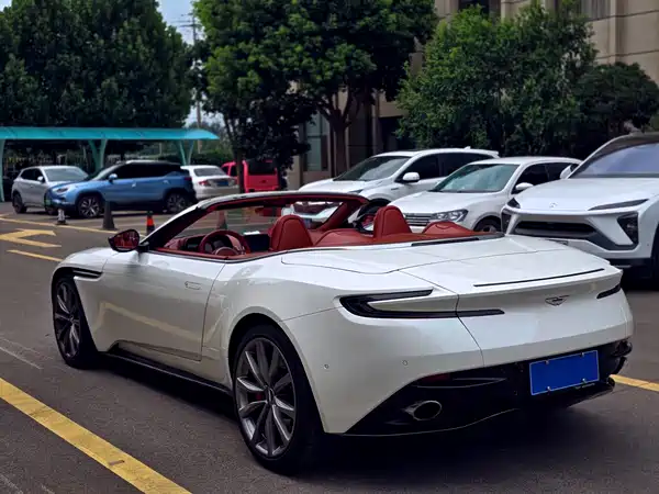 Aston Martin DB11 2019