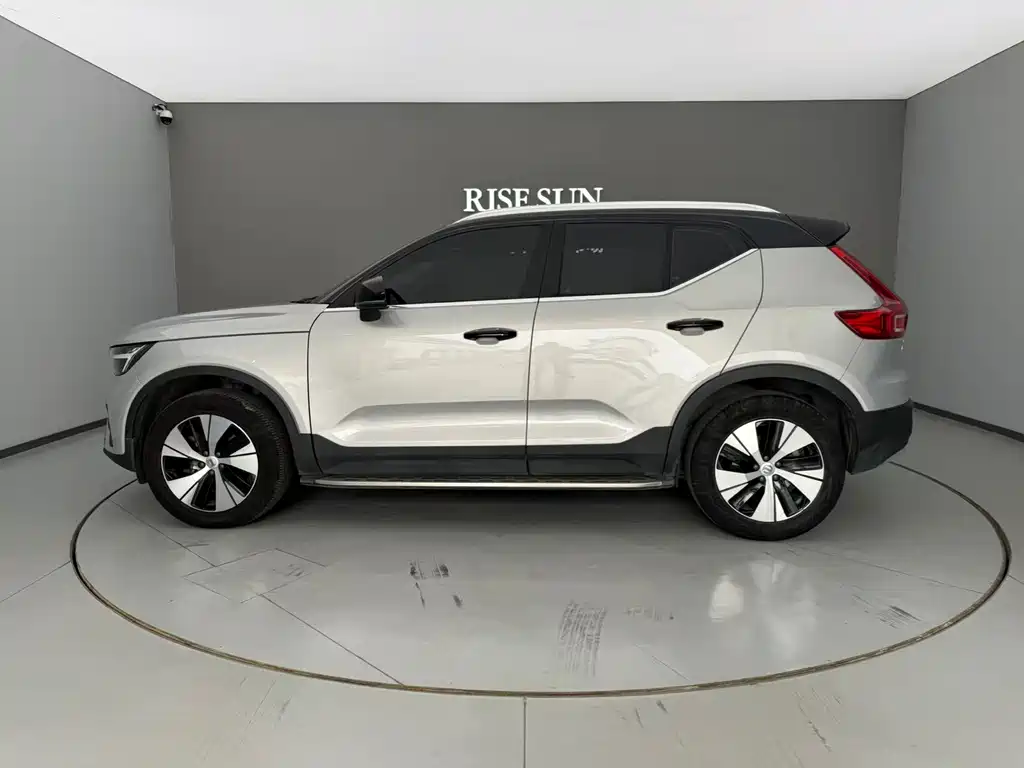 Volvo XC40 2023 — фото 4