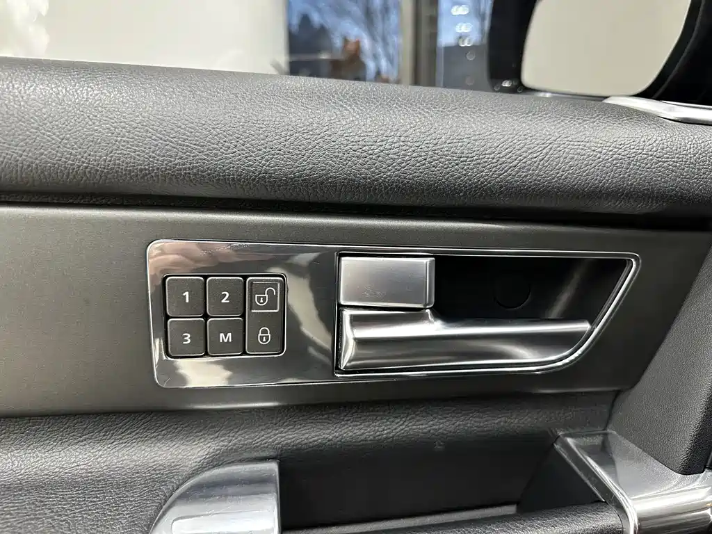 Land Rover Discovery 2015 — фото 20
