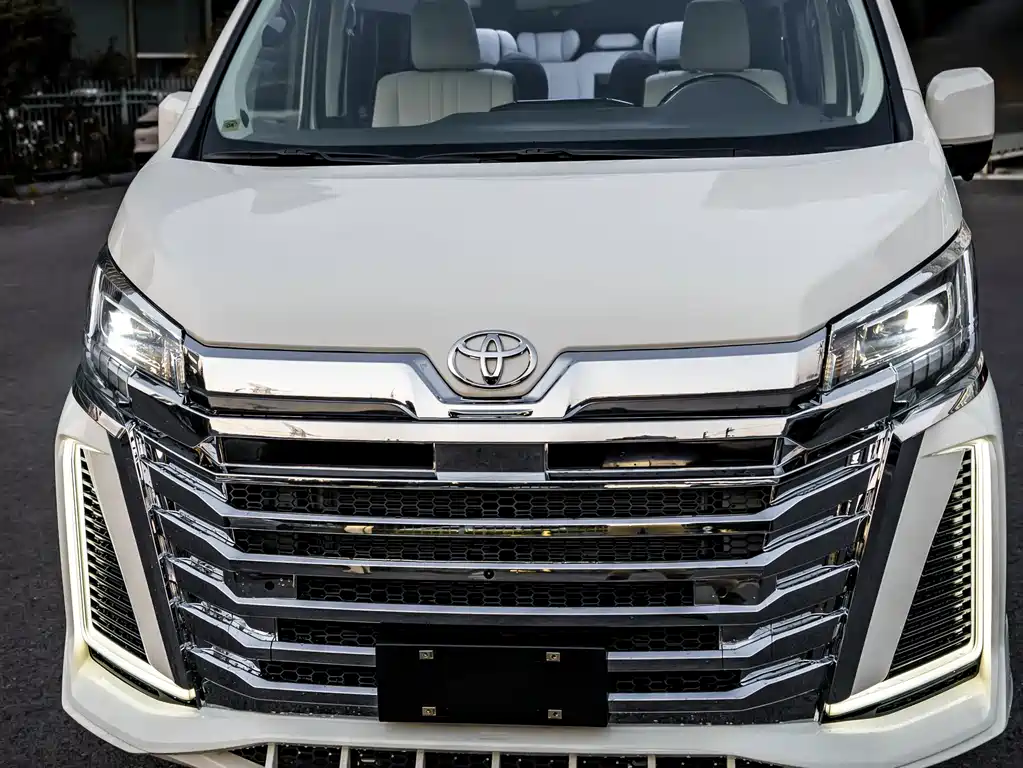 Toyota Hiace — фото 2