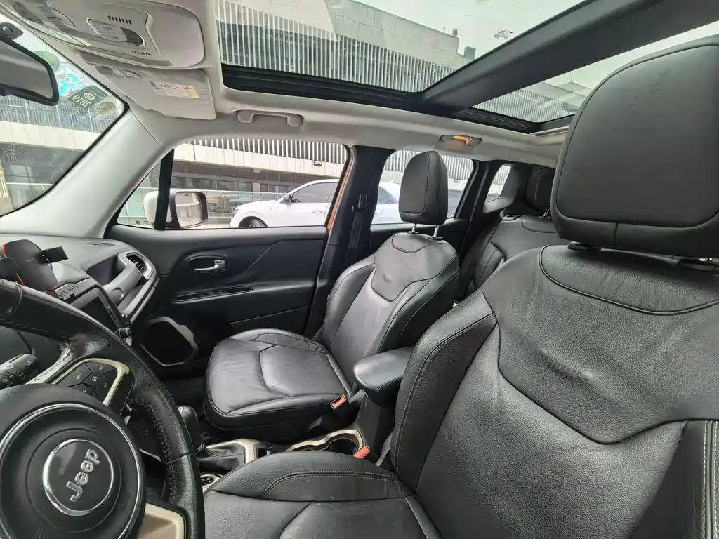 Jeep Renegade 2017 — фото 9