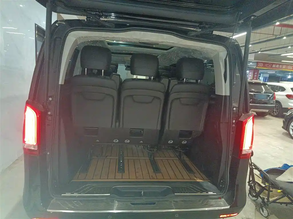 Mercedes-Benz V-Class 2021 — фото 15