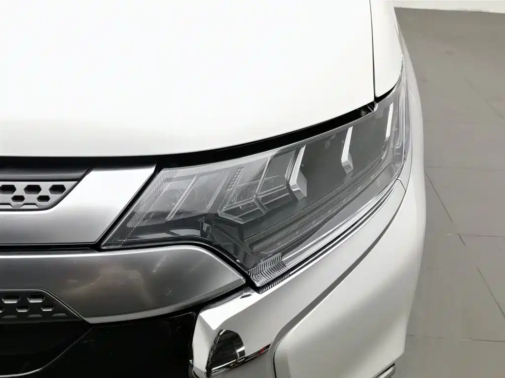 Mitsubishi Outlander 2020 — фото 7