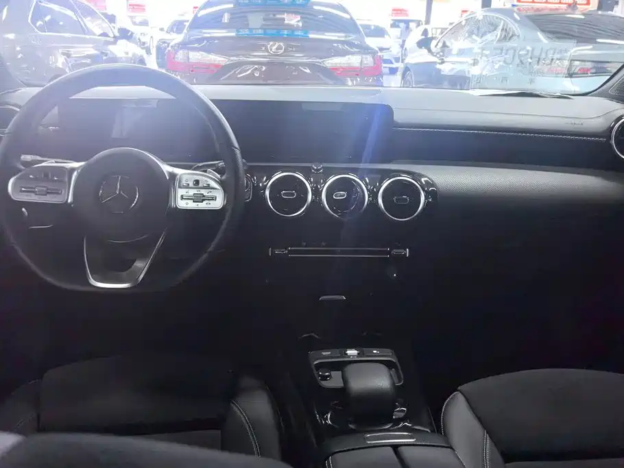 Mercedes-Benz A-Class 2019 — фото 12