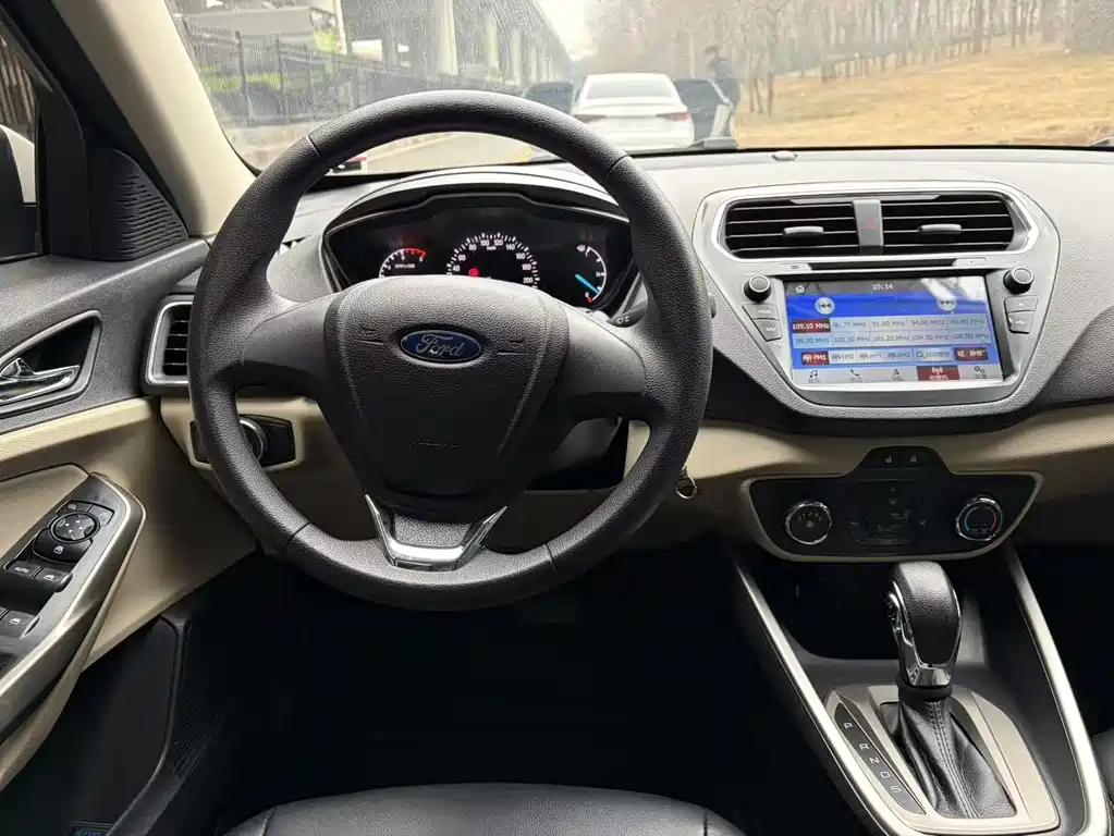 Ford Escort 2017 — фото 14