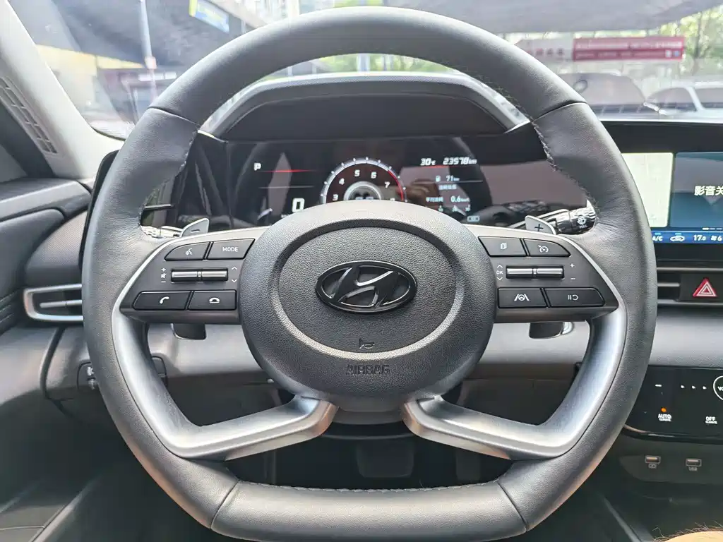 Hyundai Elantra 2023 — фото 16
