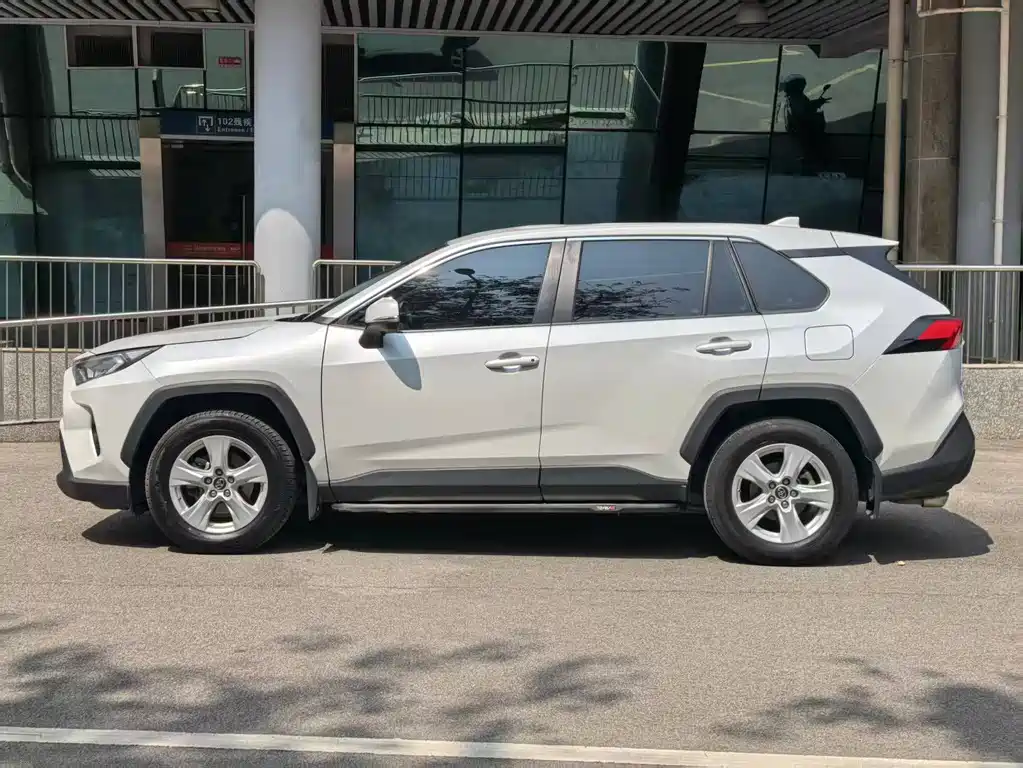 Toyota RAV4 2022 — фото 5
