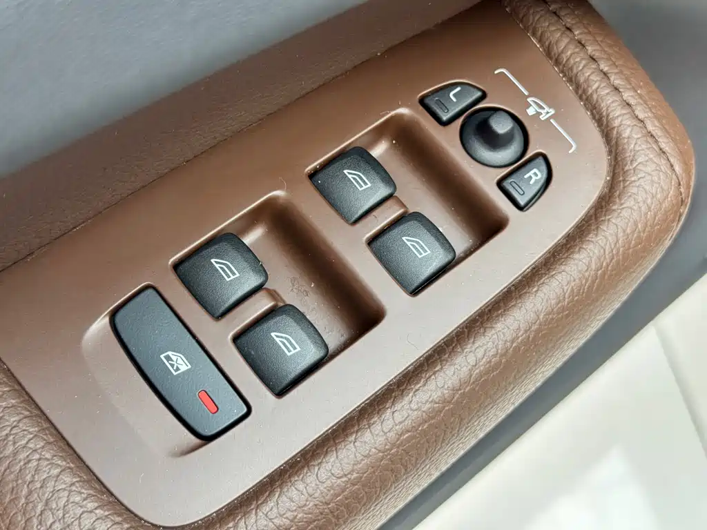 Volvo XC60 2022 — фото 12