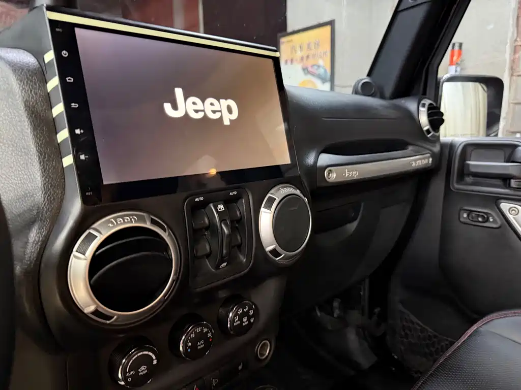 Jeep Wrangler 2012 — фото 10