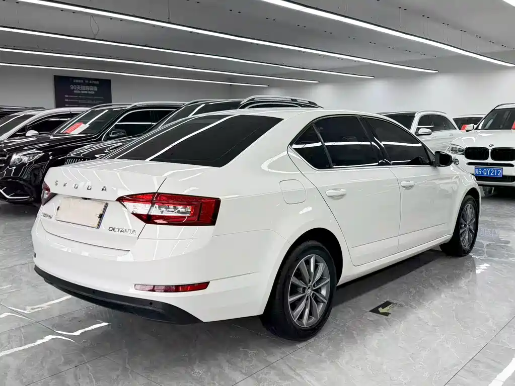 Skoda Octavia 2022 — фото 4